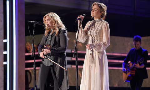 Alison Krauss and Kelsea Ballerini at CMT Artists of the Year ceremony. Photo by Jason Kempin / Getty Images via CMT.com
